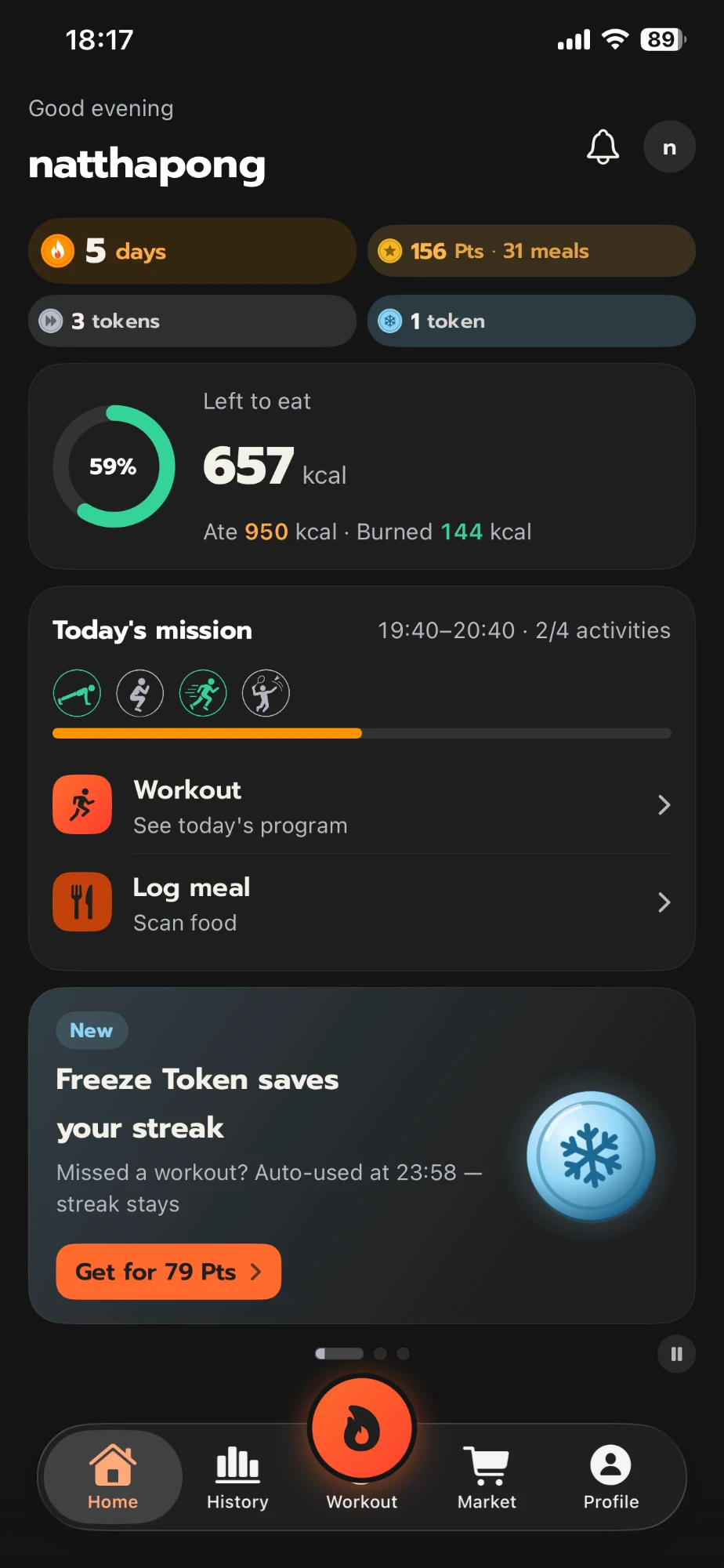 แท็บหน้าแรกของแอป KaoBurn ธีมมืด (UI ภาษาอังกฤษ) ทักทายผู้ใช้ 5 วันติดต่อกัน ยังกินได้อีก 657 kcal การ์ดภารกิจวันนี้ 2/4 กิจกรรม ปุ่มออกกำลังกายและบันทึกมื้อ และโปรโมต Freeze Token
